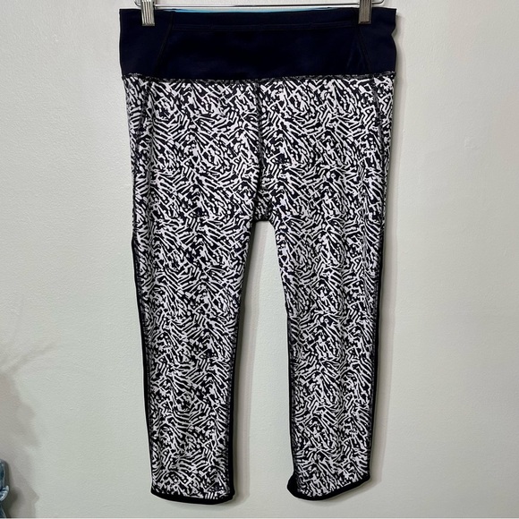 Lululemon Pace Pusher High Rise Crop Leggings Black Animal Print Reflective 8 - Picture 3 of 12